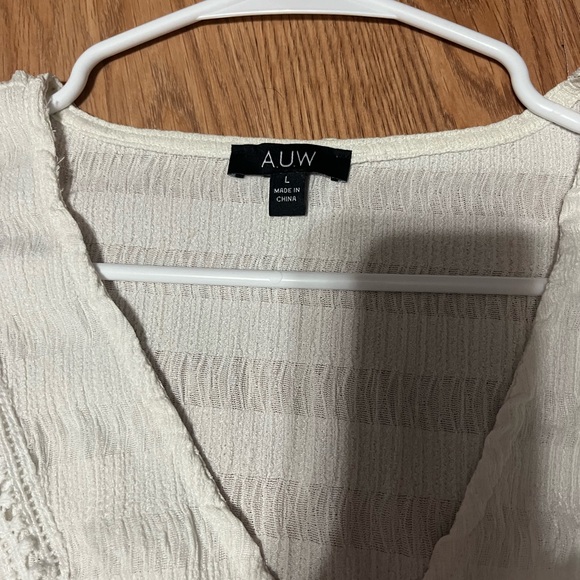 White, Flowy Blouse!✨ - Picture 3 of 3